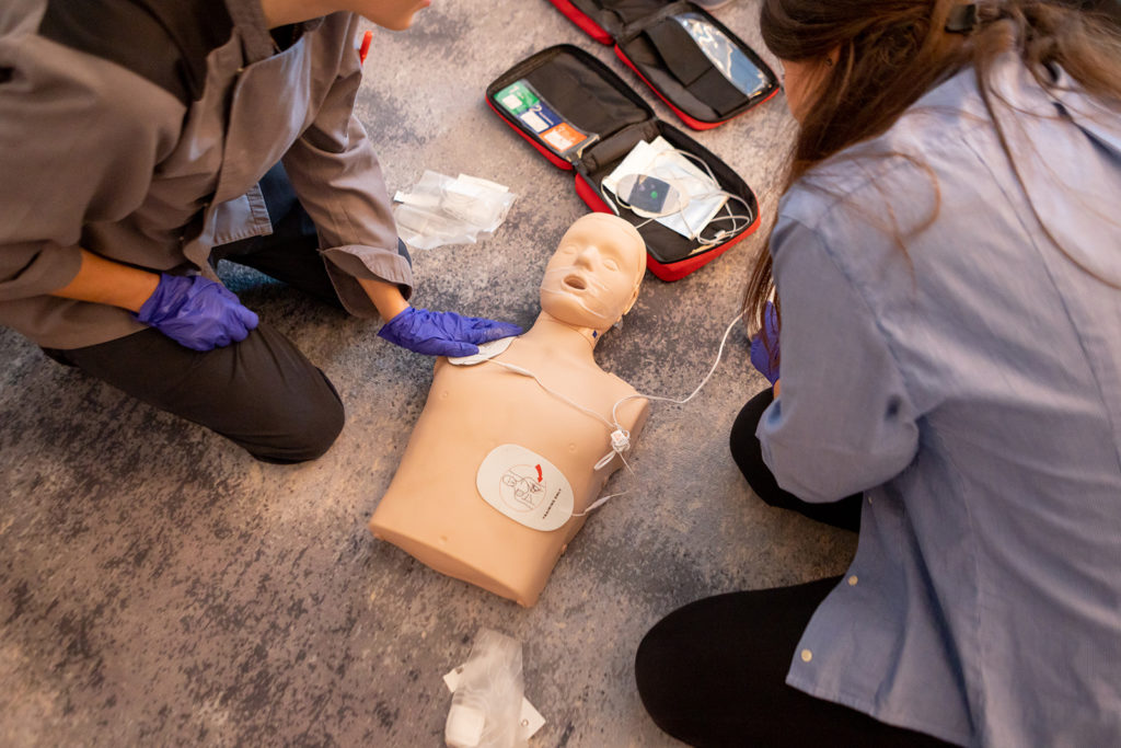 Πρώτες Βοήθειες στην εργασία με απινιδωτή